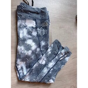 The North Face women's medium capri fitness Leggings navy‎ and white